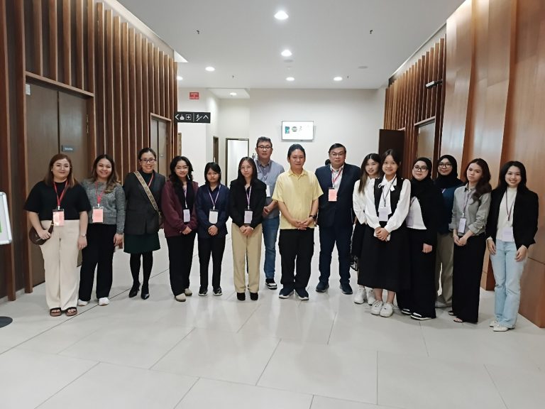 法律条文走进现实：世纪大学法律专业学生参与公司管理年会侧记