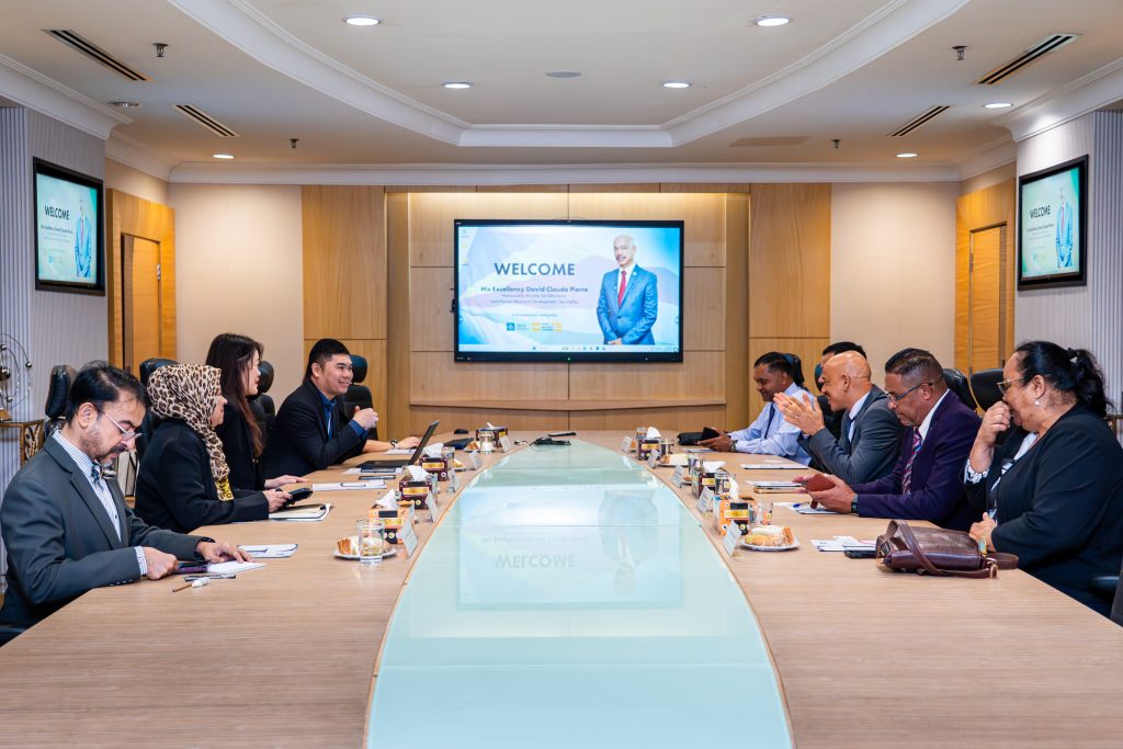 塞舌尔部长访问SEGi进行教育交流